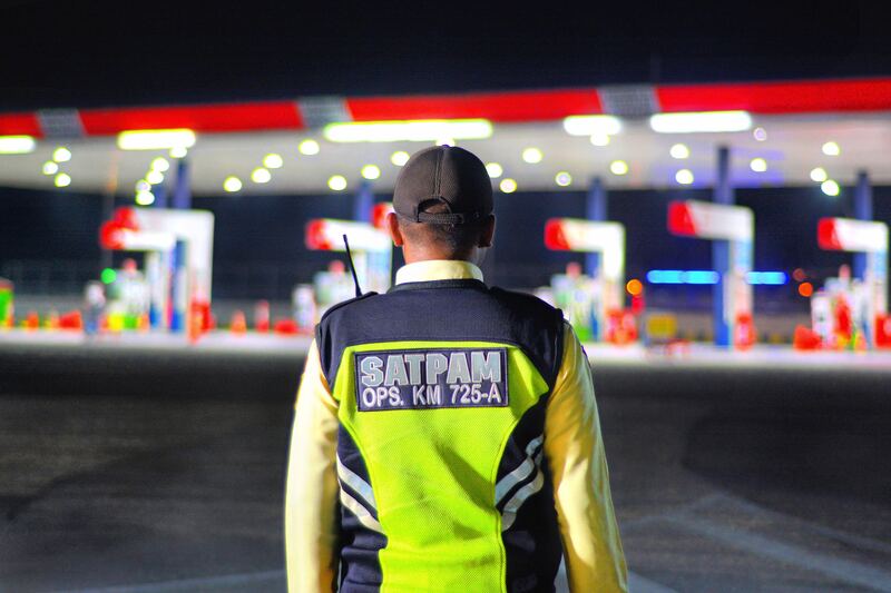 Petugas security berpatroli malam hari